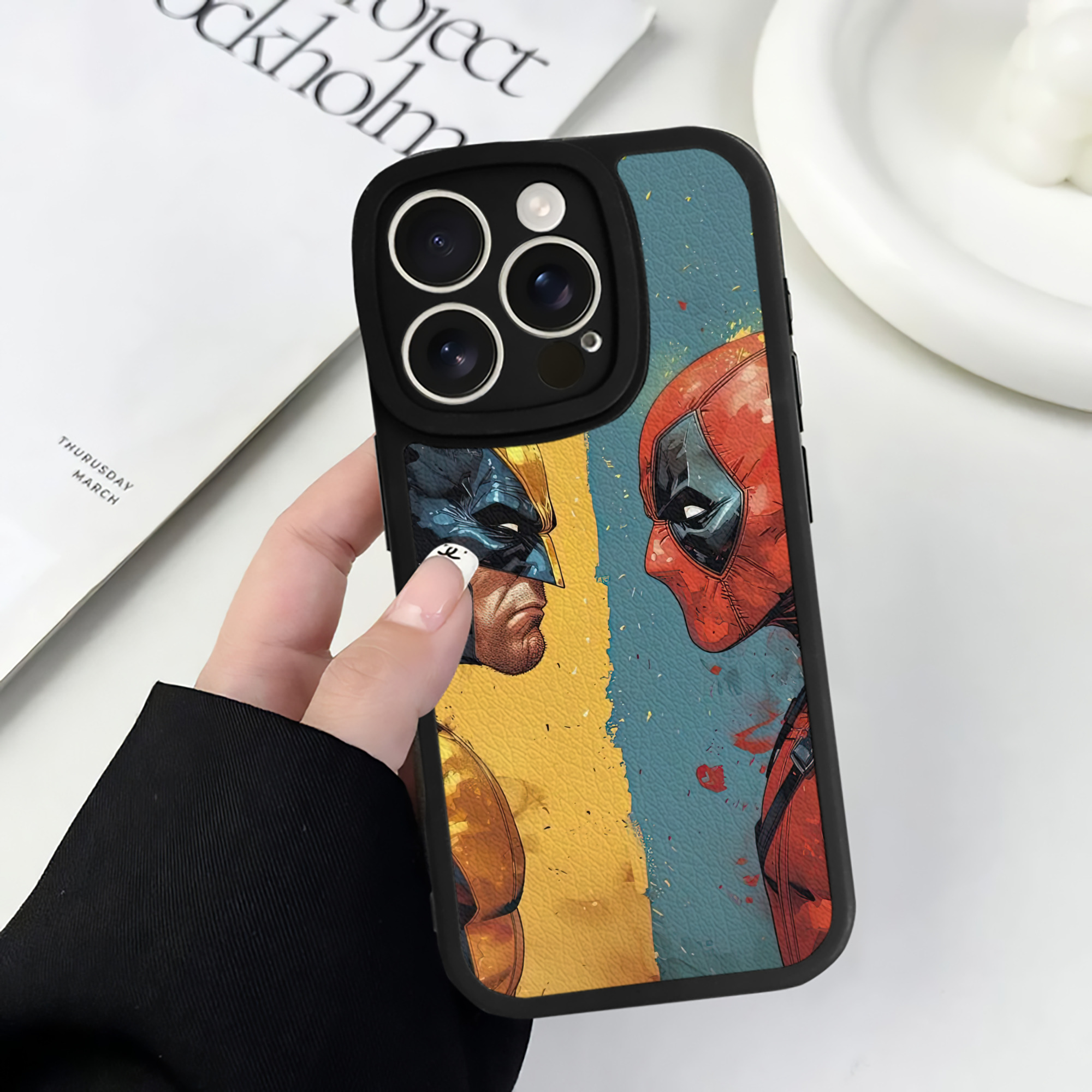 （画像用） Deadpool デッドプール 【iPhone 16シリーズ対応】シリコンスマホケース（レザー調） 材質：シリコン